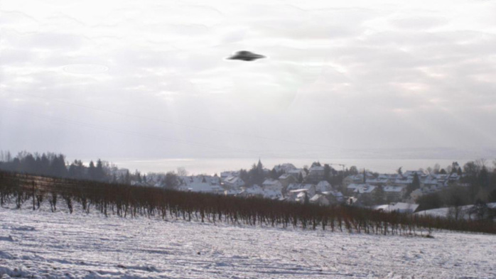 Objets non-identifiés dans le ciel : Visites célestes ou manœuvres locales et terre-à-terre ?