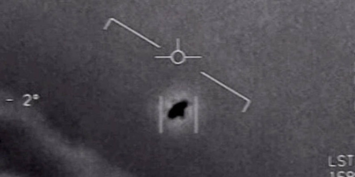 Objets non-identifiés dans le ciel : Visites célestes ou manœuvres locales et terre-à-terre ? [intégral]