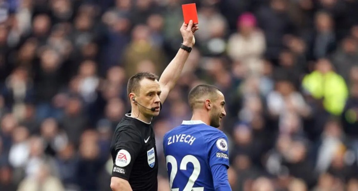 Premier league : Ziyech expulsé puis réintégré grâce à la VAR! Premier league : Ziyech expulsé puis réintégré grâce à la VAR!