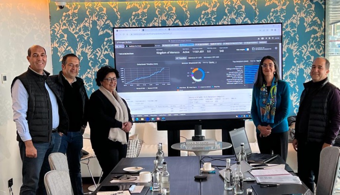 A Londres, en plein Roadshow, Nadia FETTAH ALAOUI avec les responsables de la Direction du Trésor et des Finances Extérieures. A Londres, en plein Roadshow, Nadia FETTAH ALAOUI avec les responsables de la Direction du Trésor et des Finances Extérieures.