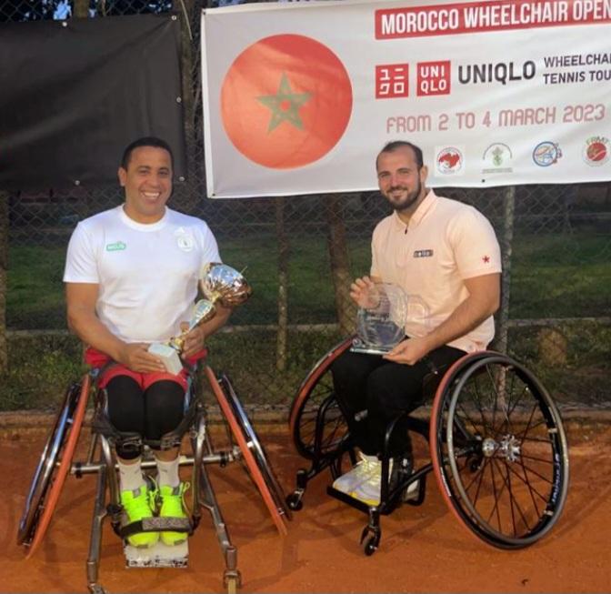 Les deux finalistes avec leur trophée.