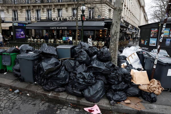 Grève des éboueurs : Plus de 7000 tonnes de poubelles jonchent les trottoirs de Paris