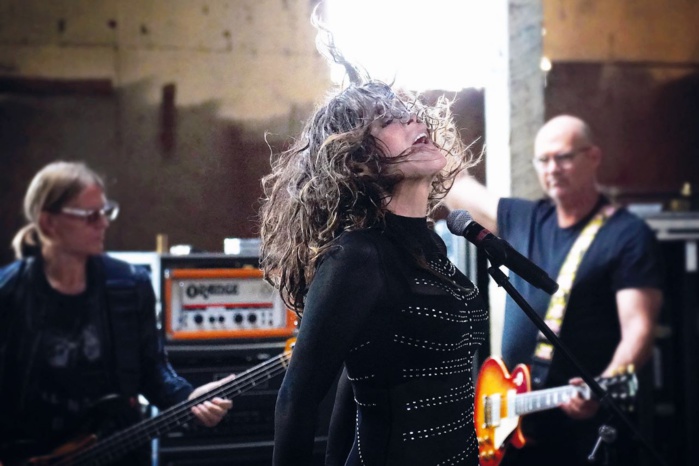En 2022, elle réalise un album en hommage à Led Zeppelin.