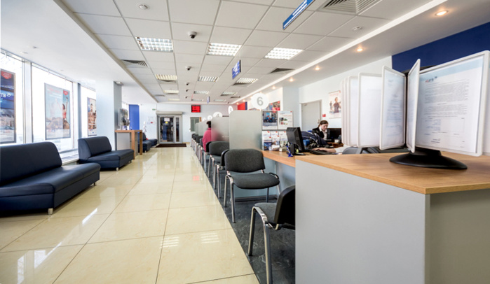 À l'ère de la digitalisation, les banques diminuent progressivement leurs agences À l'ère de la digitalisation, les banques diminuent progressivement leurs agences