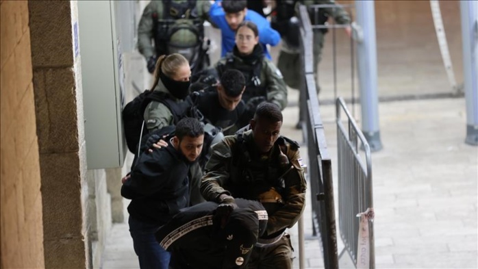 Palestine : Prise d’assaut d’Al-Aqsa et arrestation de plus de 350 Palestiniens par la police israélienne