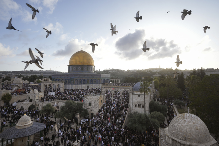 Palestine: Plus de 120.000 fidèles accomplissent la prière de l'Aïd al-Fitr à la mosquée Al-Aqsa Palestine: Plus de 120.000 fidèles accomplissent la prière de l'Aïd al-Fitr à la mosquée Al-Aqsa