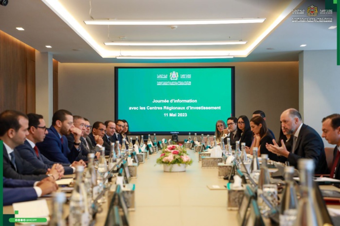 Mohcine Jazouli tenant une séance de briefing avec les directeurs des CRI. Mohcine Jazouli tenant une séance de briefing avec les directeurs des CRI.