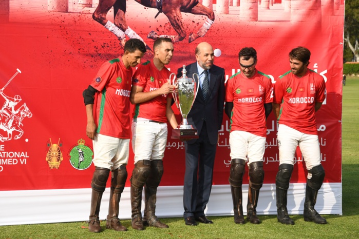 Charif Moulay Abdallah Alaoui, Président de la Fédération Royale Marocaine des Sports Equestres, remettent le Trophée à l'équipe nationale marocaine.