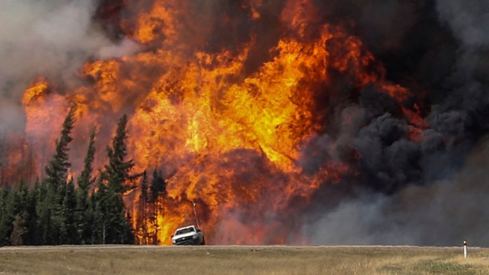 Canada : Des milliers de personnes fuient un incendie «sans précédent» Canada : Des milliers de personnes fuient un incendie «sans précédent»
