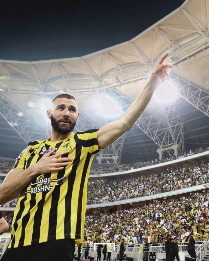 Mercato : Benzema présente son ballon d'or devant ses nouveaux supporters Mercato : Benzema présente son ballon d'or devant ses nouveaux supporters