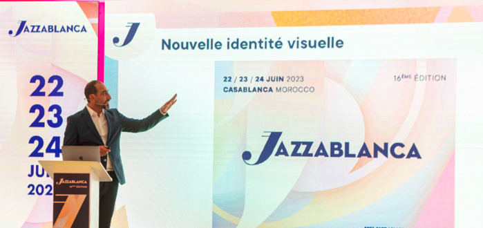 Moulay Ahmed Alami planchant lors de la présentation du Jazzablanca 2023.