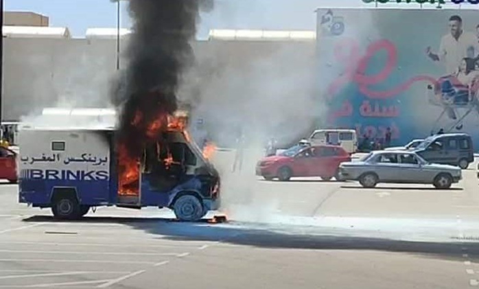 Oujda : Un véhicule de transport de fonds prend feu, l'argent part en fumée Oujda : Un véhicule de transport de fonds prend feu, l'argent part en fumée