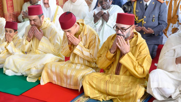 SM le Roi, Amir Al-Mouminine, accomplit la prière de l'Aïd Al-Adha à la mosquée Hassan II à Tétouan