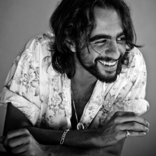 Interview avec l’artiste Fehd Benchemsi : « La musique Gnaoua transcende les frontières et touche le cœur de chacun »