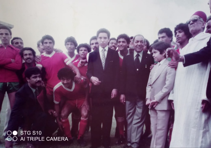 Aux côtés de Feu le Roi Hassan II en 1980 lors de la finale de la Coupe du Trône qui opposa l'USK au MAS. Aux côtés de Feu le Roi Hassan II en 1980 lors de la finale de la Coupe du Trône qui opposa l'USK au MAS.