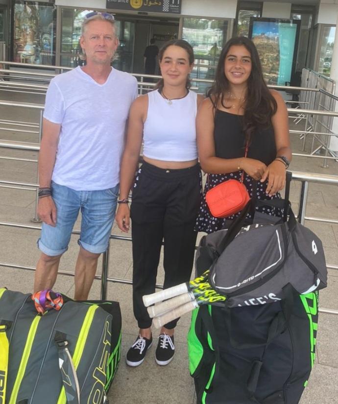 Nos deux joueuses avec leur entraîneur au départ de l'aéroport Mohammed V. Nos deux joueuses avec leur entraîneur au départ de l'aéroport Mohammed V.