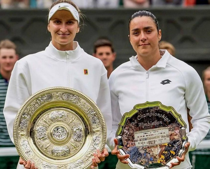 Ons à côté de sa rivale Vondrousova. Ons à côté de sa rivale Vondrousova.