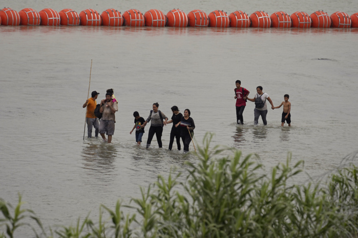 Migration : Le Texas maintient sa barrière flottante sur le Rio Grande