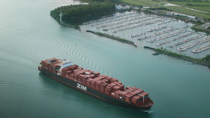 Zim, une entreprise de transport maritime israélienne, basée à Haïfa. Zim, une entreprise de transport maritime israélienne, basée à Haïfa.