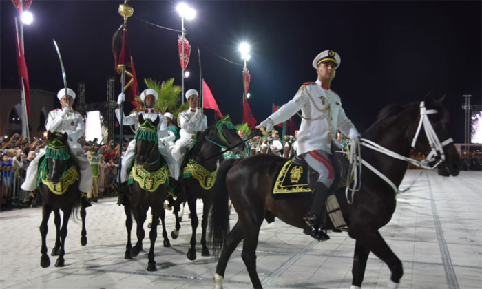 Fête du Trône: la traditionnelle retraite aux flambeaux de la Garde royale illumine les artères de M'diq