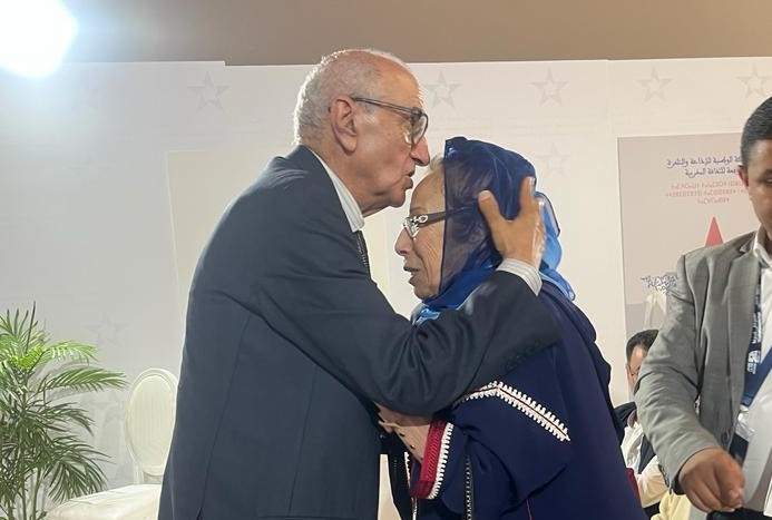 Malika (Assayida Layla) El Meliani lors du dernier Salon du Livre tenu à Rabat, en compagnie de son ami Mhammed El Boukili à qui on rendait hommage au stand de la SNRT. La grande dame était déjà très fatiguée.