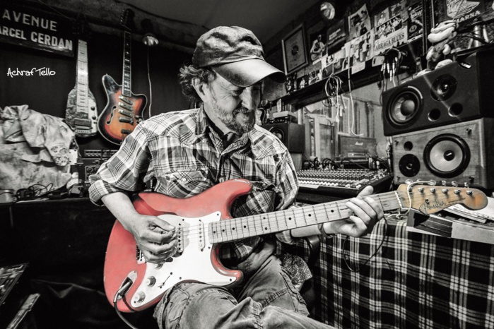 Le guitariste-auteur-compositeur Lotfi Attar est membre-fondateur et emblème du groupe.