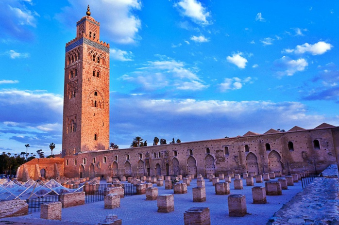 Le minaret de la Koutoubia est haut de 77 mètres. Le minaret de la Koutoubia est haut de 77 mètres.