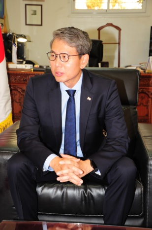 L’ambassadeur de la République de Corée au Maroc, M. Keeyong Chung, a répondu à nos questions sur la coopération économique entre son pays et le Maroc. L’ambassadeur de la République de Corée au Maroc, M. Keeyong Chung, a répondu à nos questions sur la coopération économique entre son pays et le Maroc.