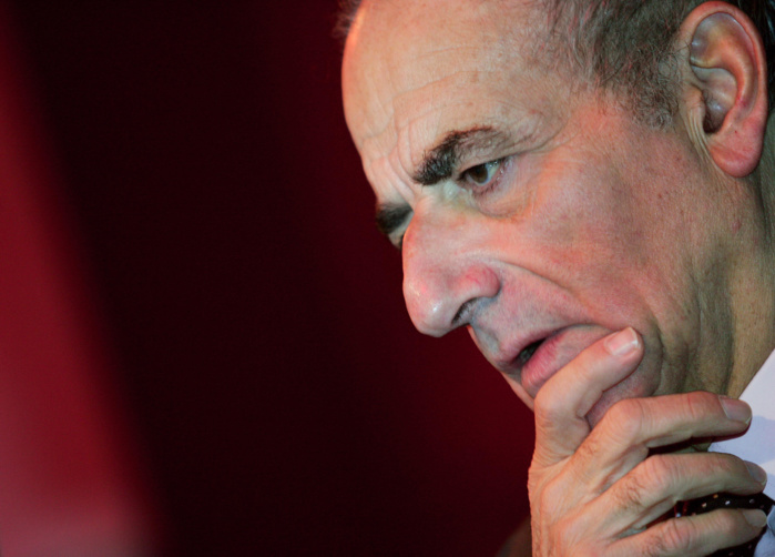 Le journaliste est réputé proche de la droite française. Le journaliste est réputé proche de la droite française.