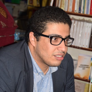 le réalisateur Ayoub Elaïassi nœud-papé sur le tapis rouge du Festival international du film de Marrakech.