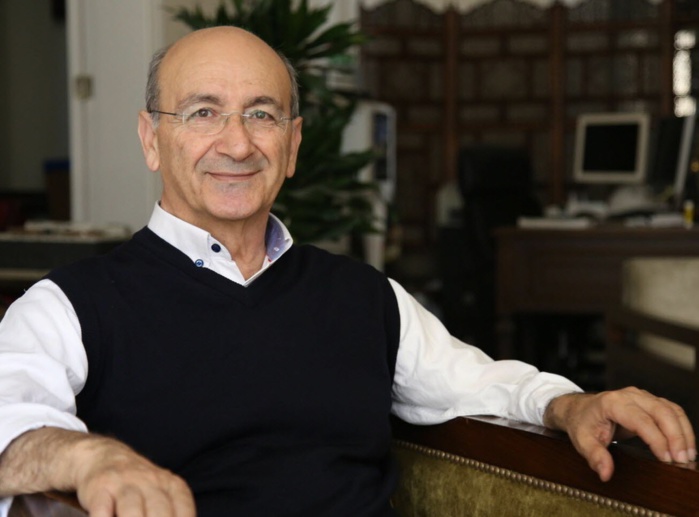 Le poète et écrivain se consacre tôt au romanesque. Le poète et écrivain se consacre tôt au romanesque.