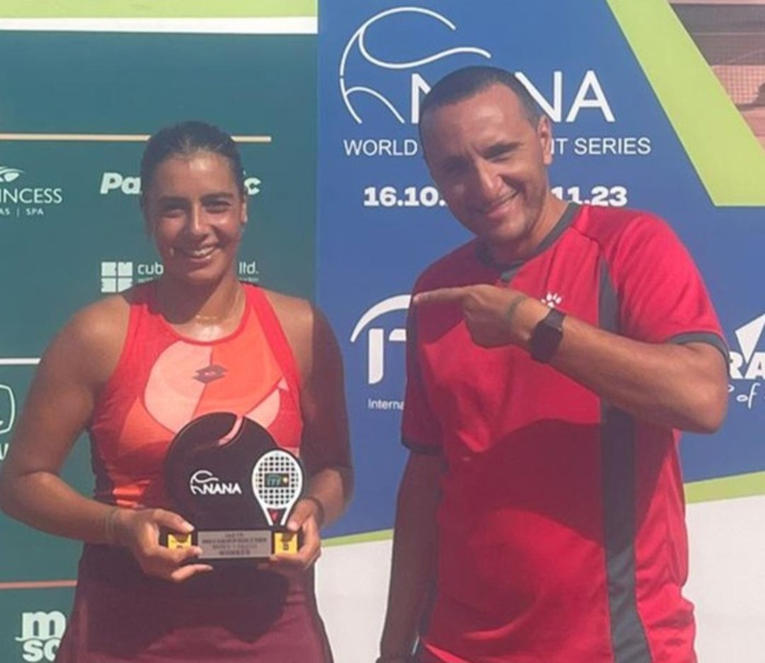 Aya toute fière de son sacre au même titre que son coach A.B.