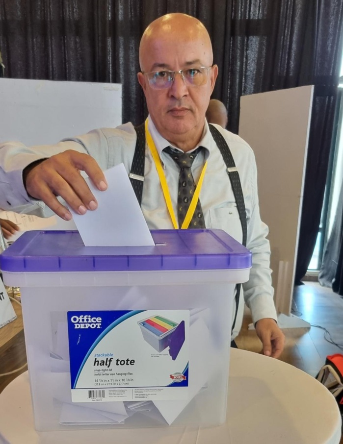 Aziz, lors des urnes. Aziz, lors des urnes.