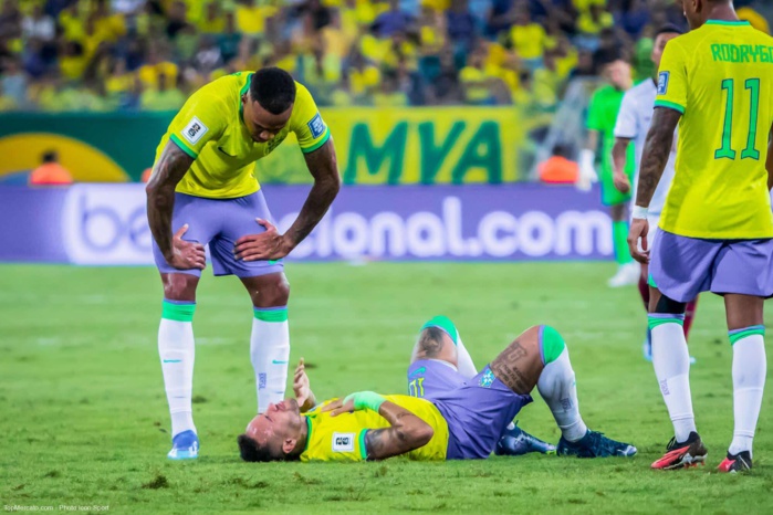 Brésil:  Opéré, Neymar indisponible 11 mois!