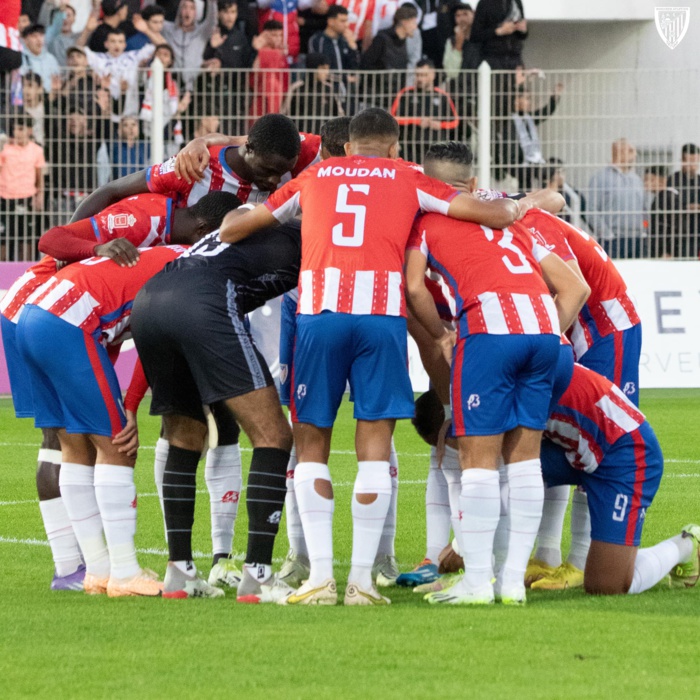 Le MAT en concentration avant le coup d'envoi Le MAT en concentration avant le coup d'envoi
