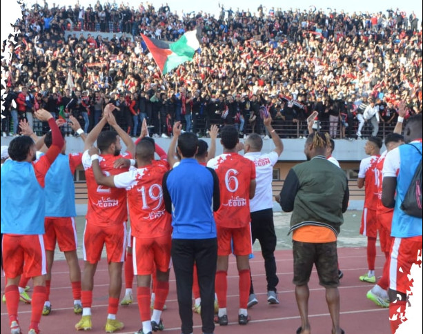 Les supporters meknassis en communion avec les joueurs Les supporters meknassis en communion avec les joueurs