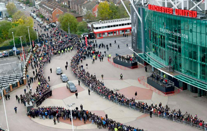 Foot/Cérémonie : Des milliers de Mancuniens rendent un dernier hommage à Bobby Charlton Foot/Cérémonie : Des milliers de Mancuniens rendent un dernier hommage à Bobby Charlton