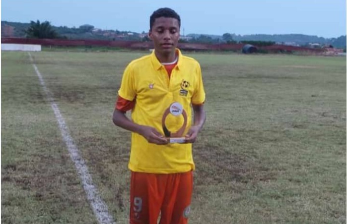 Yanis Issoufou endossant le maillot de l'equipe nationale du Niger Yanis Issoufou endossant le maillot de l'equipe nationale du Niger