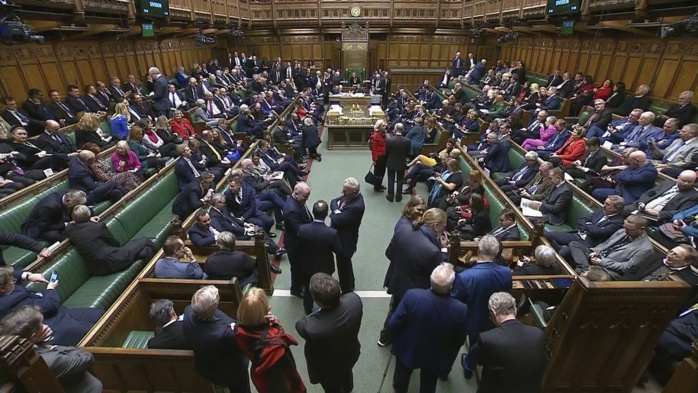 Royaume-Uni : La loi pour l’expulsion franchit un premier obstacle au Parlement