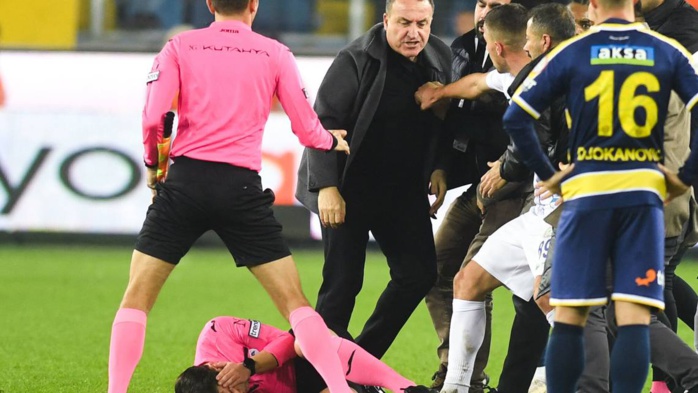 Violence - foot / Turquie: Le président agresseur incarcéré et suspendu à vie Violence - foot / Turquie: Le président agresseur incarcéré et suspendu à vie