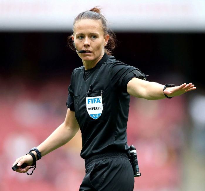 Rebecca Welch sera la première dame à prendre le sifflet pour diriger un match en Premier League. L'Angleterre est à la traîne par rapport aux Etats Unis, la France , l'Allemagne et ... le Maroc ! Rebecca Welch sera la première dame à prendre le sifflet pour diriger un match en Premier League. L'Angleterre est à la traîne par rapport aux Etats Unis, la France , l'Allemagne et ... le Maroc !