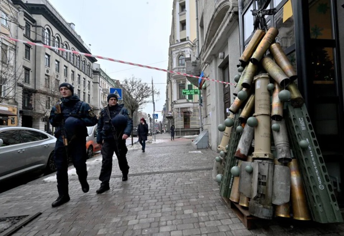 Guerre en Ukraine : Un « sapin de Noël » en munitions en hommage aux soldats Guerre en Ukraine : Un « sapin de Noël » en munitions en hommage aux soldats