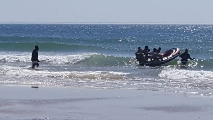 Dakhla: une unité des FAR porte assistance à 44 Subsahariens candidats à la migration irrégulière Dakhla: une unité des FAR porte assistance à 44 Subsahariens candidats à la migration irrégulière