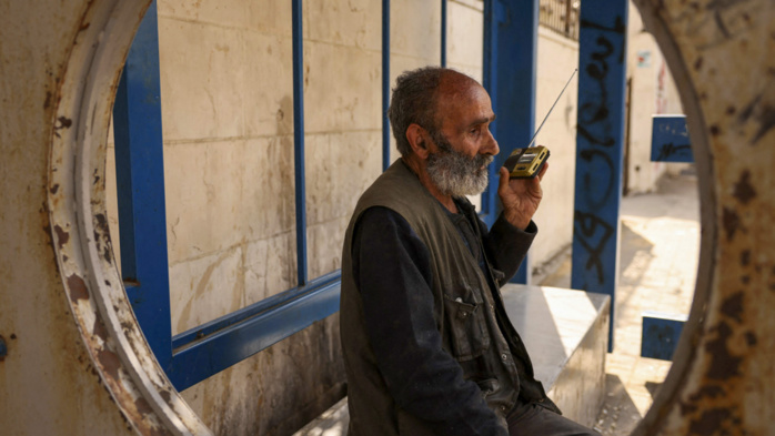 Un vieux palestinien écoute sa radio dans un camp de réfugiés à Rafah, dans le sud de la bande de Gaza. (AFP) Un vieux palestinien écoute sa radio dans un camp de réfugiés à Rafah, dans le sud de la bande de Gaza. (AFP)