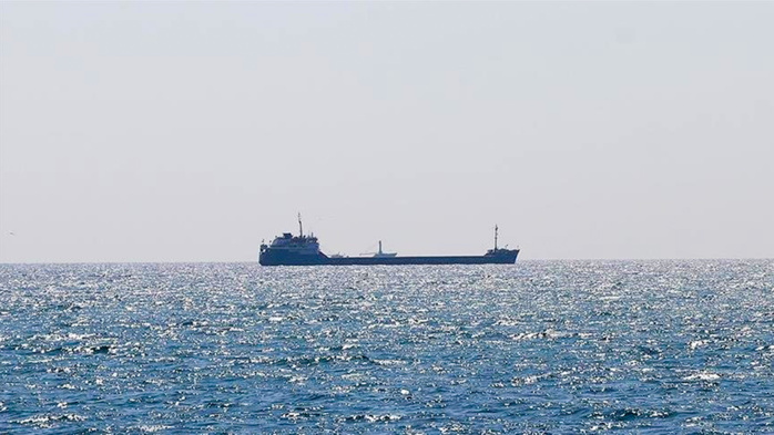 Alertes aux explosions après des attaques de drones et de missiles houthis contre des navires Alertes aux explosions après des attaques de drones et de missiles houthis contre des navires
