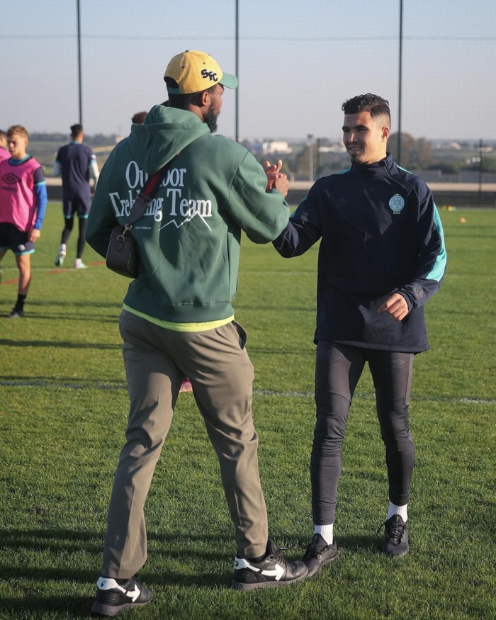 Les adieux d'Aholou avec son coéquipier, devenu désormais ex-coéquipier, Zrida Les adieux d'Aholou avec son coéquipier, devenu désormais ex-coéquipier, Zrida