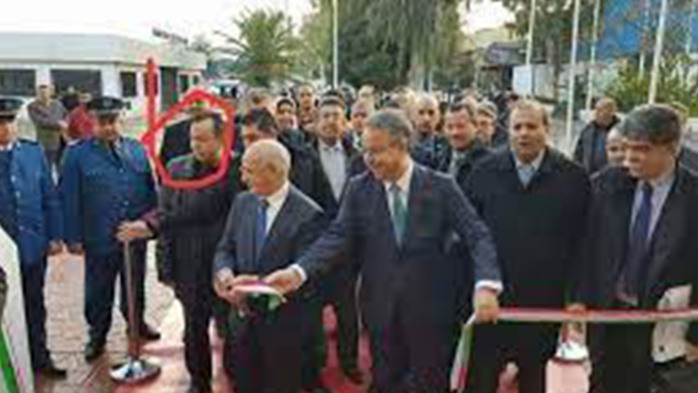 Kamel Chikhi, alors dans les bonnes grâces du pouvoir, avec une délégation ministérielle. Kamel Chikhi, alors dans les bonnes grâces du pouvoir, avec une délégation ministérielle.