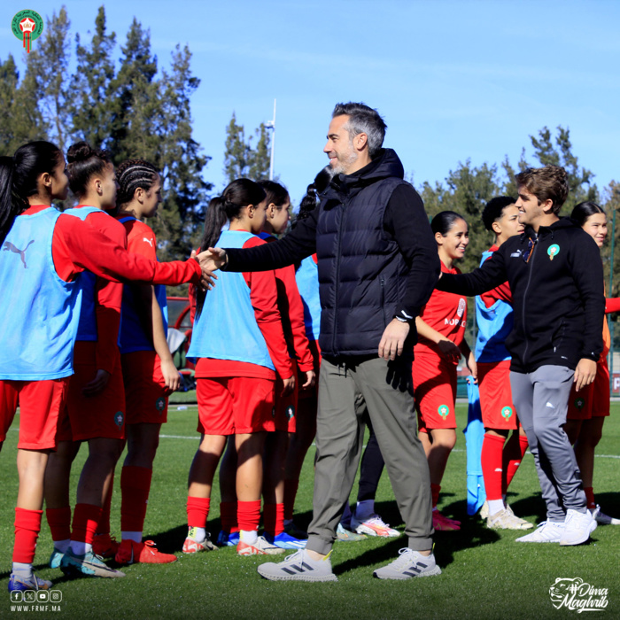 M. Jorge Vilda et son staff lors de la visite rendue aux filles U20 dans leur camp de base à Maamoura juste avant d'affronter l'Éthiopie samedi prochain à El Jadida M. Jorge Vilda et son staff lors de la visite rendue aux filles U20 dans leur camp de base à Maamoura juste avant d'affronter l'Éthiopie samedi prochain à El Jadida