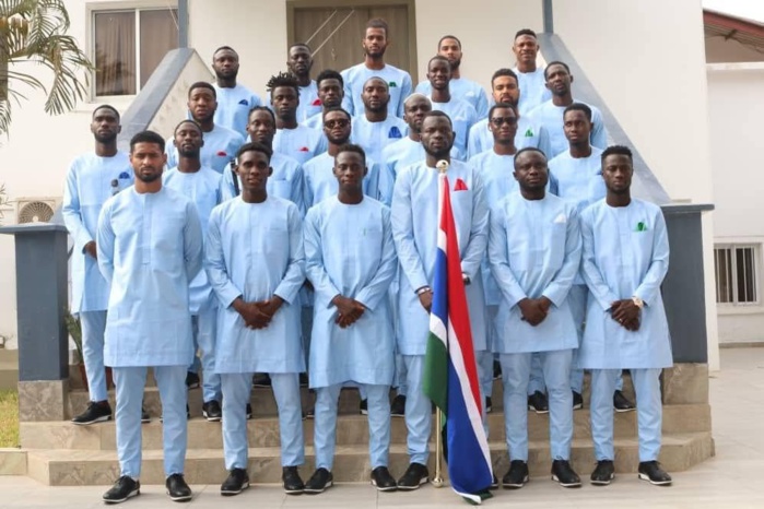 L'Equipe nationale gambienne  venait d'être reçue par le Vice-président qui a remis au Capitaine le drapeau national lors d'une cérémonie colonelle: les joueurs sont en mission ''patriotique'' . L'Equipe nationale gambienne  venait d'être reçue par le Vice-président qui a remis au Capitaine le drapeau national lors d'une cérémonie colonelle: les joueurs sont en mission ''patriotique'' .