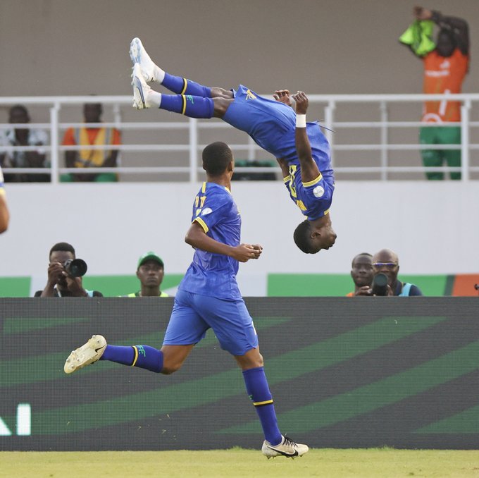 Msuva défiant la gravité après avoir ouvert le score !